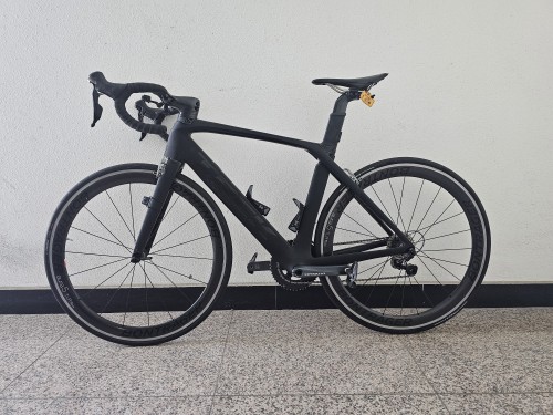 트렉 마돈 SLR 9 로드 자전거 블랙 색상이고요, 상태는 사진 참고해주세요